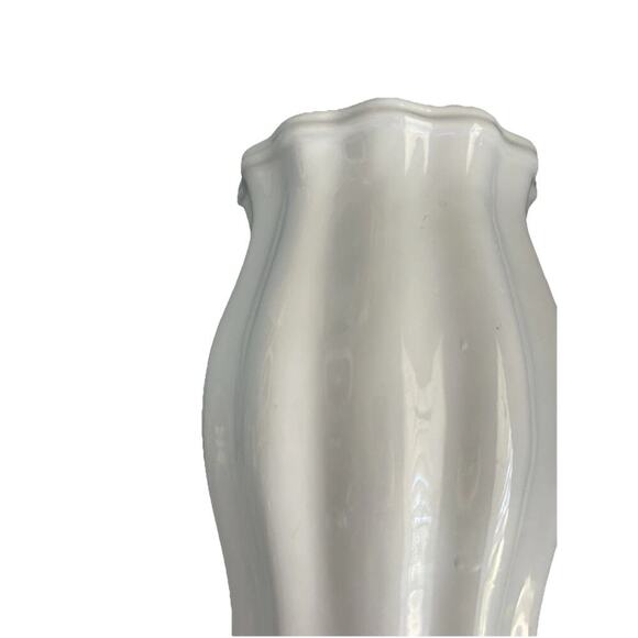 9 1/4” Tall White Vase Vintage WCL Scalloped Home Decor Table Centerpiece Entry - Picture 12 of 16